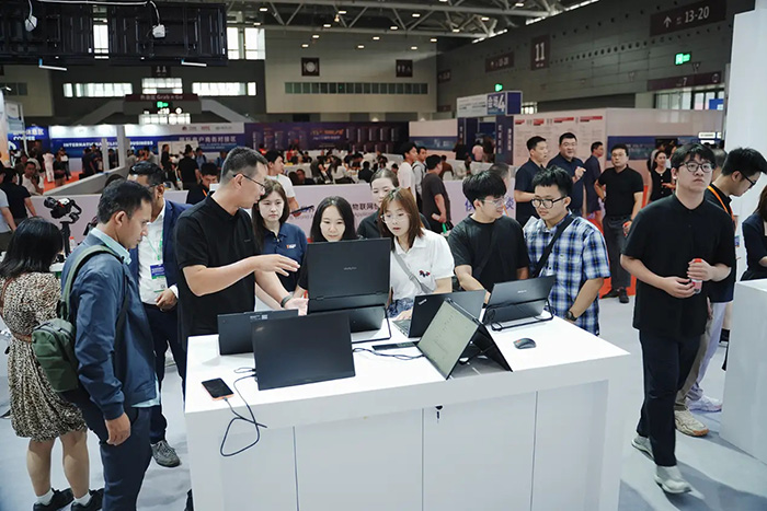 联想thinkplus便携显示屏、智会会议主机、AI会议平板等新品集中亮相ISVE